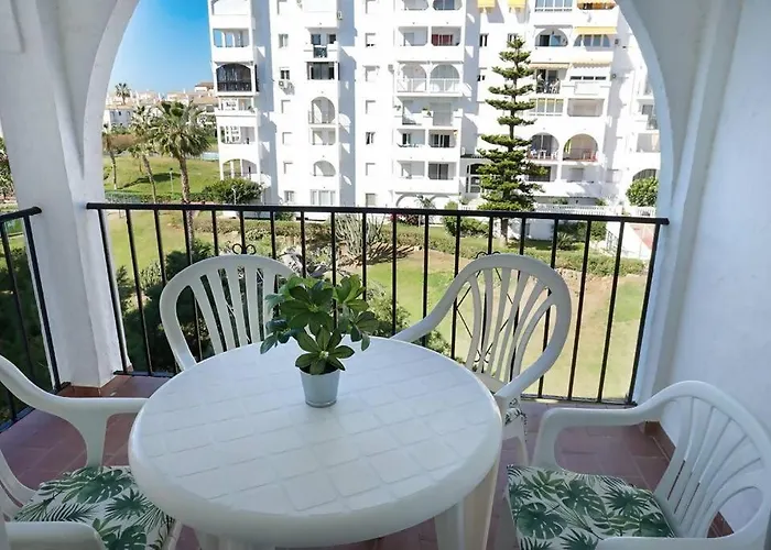 Piscina Y Playa En Laguna Beach Torrox
