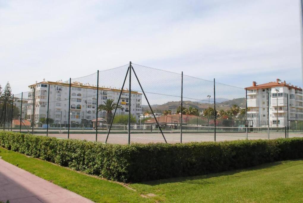 Piscina Y Playa En Laguna Torrox Málaga