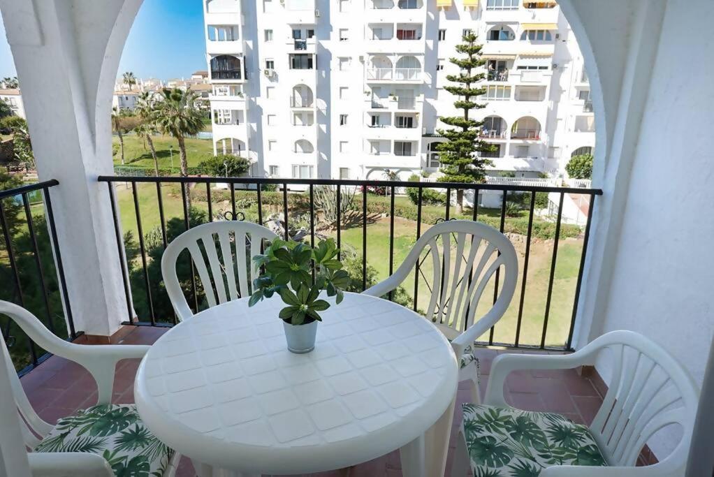 Piscina Y Playa En Laguna Torrox * Málaga